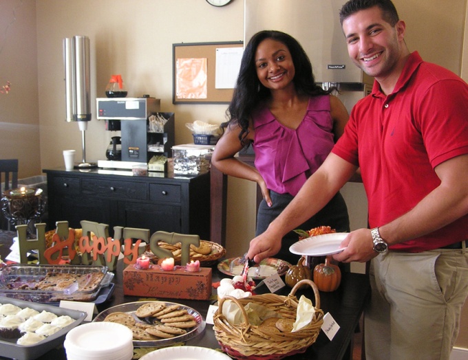 volunteers providing food